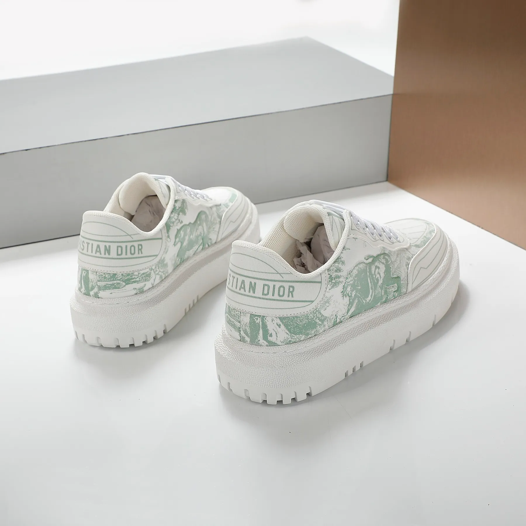 👟👟Ex-factory price 460👟👟 2021ssDior casual white shoes, the same style as the ready-to-wear series 1️⃣Original mold opening 2️⃣Original cowhide➕Breathable mesh lining 3️⃣TPU evacuation outsole 4️⃣Injected latex sheepskin feet 5️⃣Full package at the counter Code number 35-40 (41 can be customized)